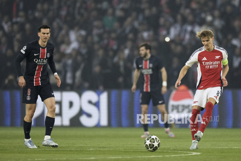 Kapten Arsenal Martin Odegaard (kanan) saat menghadapi PSG pada leg kedua semifinal Liga Champions di Parc des Princes, Paris, Kamis (8/5/2025) dini hari WIB,