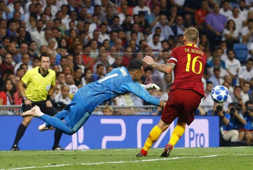 Kapten AS Roma Daniele de Rossi (kanan) berebut bola dengan kiper Real Madrid Keylor Navas