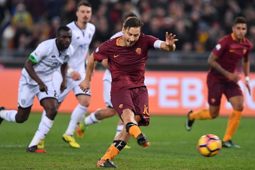 Kapten AS Roma, Francesco Totti mencetak gol kemenangan lewat titik penalti pada laga perempat final Coppa Italia lawan Cesena di Olimpico, Kamis (2/2) dini hari WIB. Pada babak semifinal, Roma akan melawan Lazio.