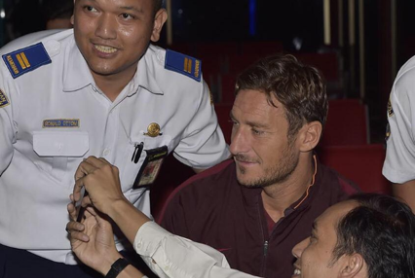 Kapten AS Roma Fransesco Totti diajak selfie penggemarnya