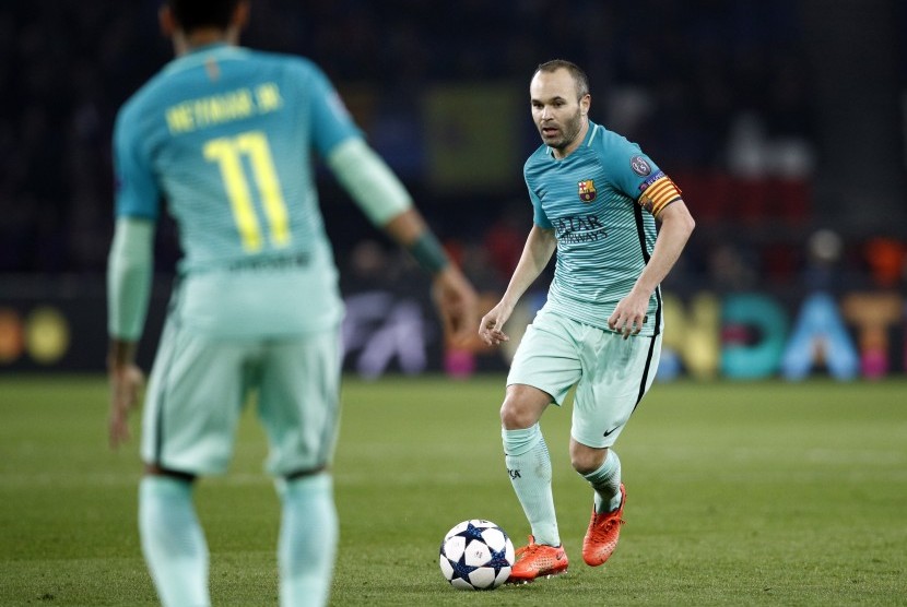 Kapten Barcelona, Andres Iniesta (kanan) pada laga Liga Champions lawan PSG di Parc des Princes, Rabu (15/2) dini hari WIB. Barca kalah telak, 0-4.