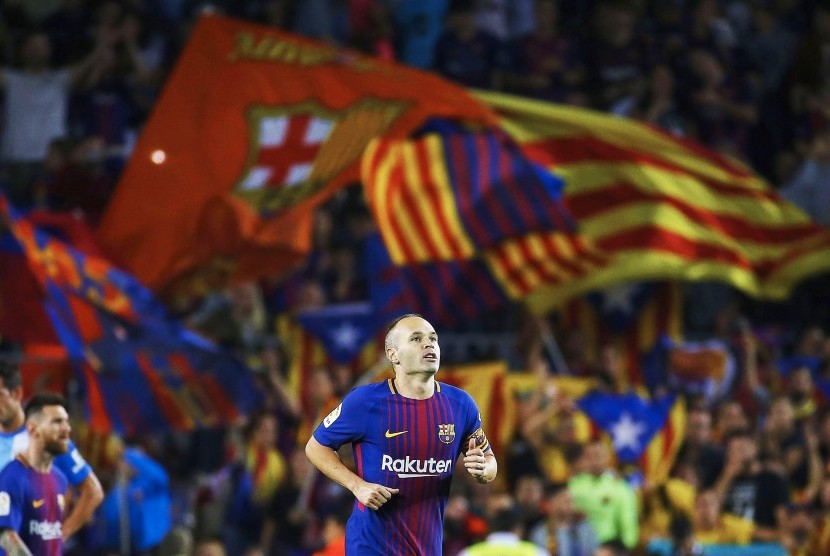 Kapten Barcelona, Andres Iniesta setelah mencetak gol ke gawang Malaga pada laga lanjutan La Liga di Camp Nou, Ahad (22/10) dini hari WIB. Barcelona menang 2-0 pada laga ini.