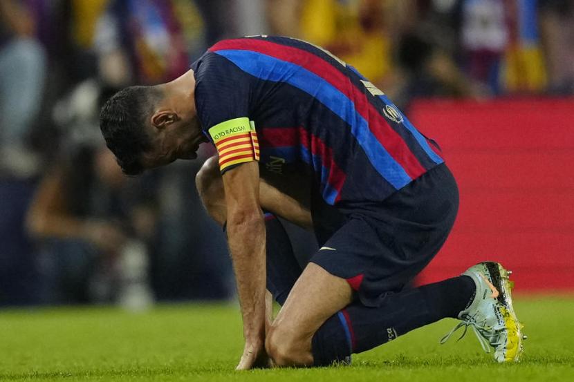 Kapten Barcelona Sergio Busquets terjatuh lesu meratapi kekalahan timnya di markas sendiri, Camp Nou, saat menjamu Bayern Muenchen pada ajang Liga Champions, Kamis (27/10/2022). Barca kalah 0-3.