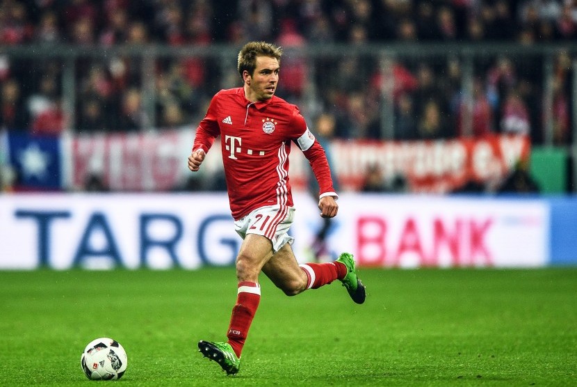 Kapten Bayern Muenchen, Philipp Lahm menggiring bola pada laga semifinal DFB Pokal lawan Borussia Dortmund di Allianz Arena, Kamis (27/4) dini hari WIB. Muenchen kalah pada laga ini.