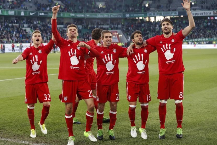 Kapten Bayern Muenchen, Philipp Lahm (tengah) bersama rekannya merayakan gelar Bundesliga 2016/2017 seusai mengalahkan Wolfsburg, Sabtu (29/