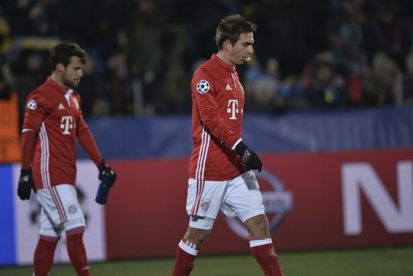 Kapten Bayern Muenchen, Phillip Lahm (kanan) berjalan tertunduk sesuai laga Liga Champions lawan Rostov FC, di stadion Rostov-on-Don, Kamis (24/11) dini hari WIB. Muenchen kalah 2-3.