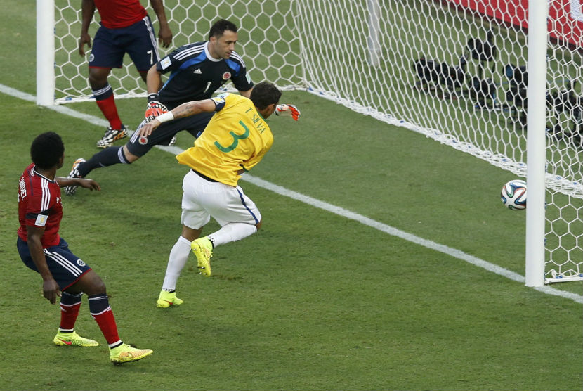 Kapten Brasil, Thiago Silva (3), menceploskan bola ke gawang Kolombia di laga perempat final Piala Dunia 2014 di Arena Castelao, Fortaleza, Jumat (4/7) 