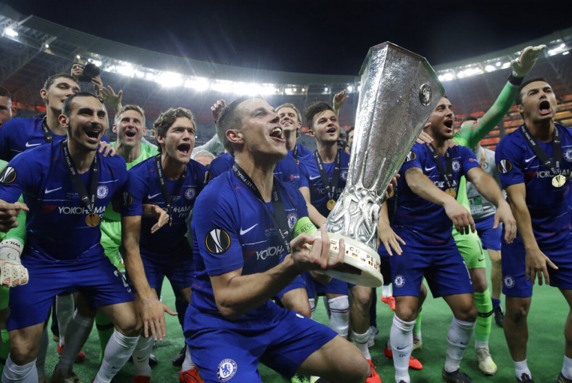 Kapten Chelsea, Cesar Azpilicueta, bersama trofi usai memenangkan final Liga Europa melawan Arsenal, di Baku, Azerbaijan, Kamis (30/5).