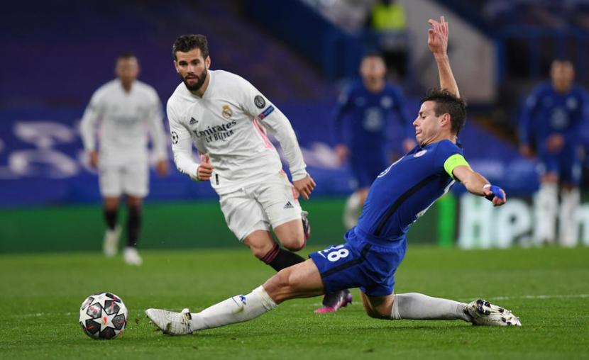 Kapten Chelsea Cesar Azpilicueta (kanan) melepaskan tekel saat menghadapi Real Madrid pada leg kedua semifinal Liga Champions.