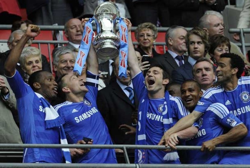   Kapten Chelsea, John Terry (kedua kiri) bersama Frank Lampard mengangkat trofi FA Cup usai mengalahkan Liverpool dalam final Piala FA di Stadion Wembley, Sabtu (5/5) malam.