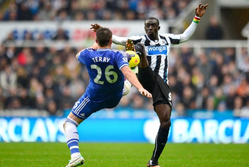 Kapten Chelsea John Terry melawan penyerang Newcastle United Papiss Cisse.