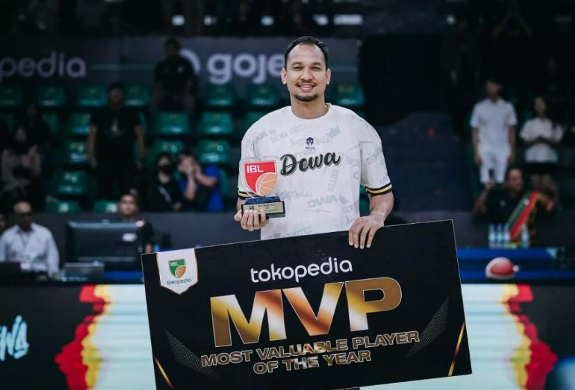 Kapten Dewa United Banten Kaleb Ramot Gemilang meraih gelar MVP IBL musim 2022/2023.