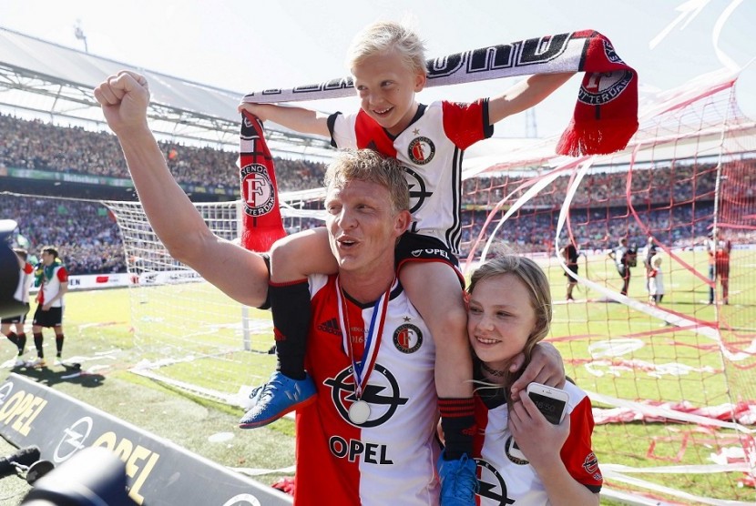 Kapten Feyenoord Dirk Kuyt merayakan kesuksesan timnya menjuarai Liga Belanda musim 2016/2017 bersama kedua anaknya.