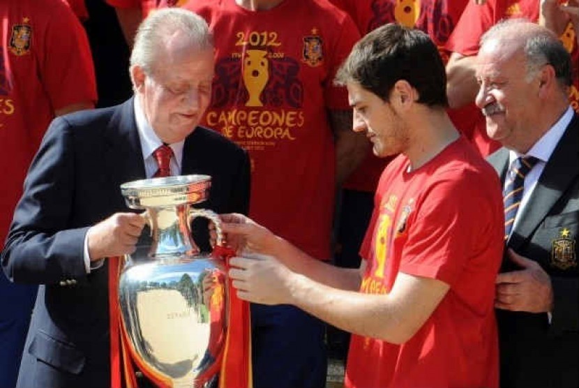 Kapten Iker Casillas menyerahkan tropi Piala Eropa ke Raja Spanyol, Juan Carlos