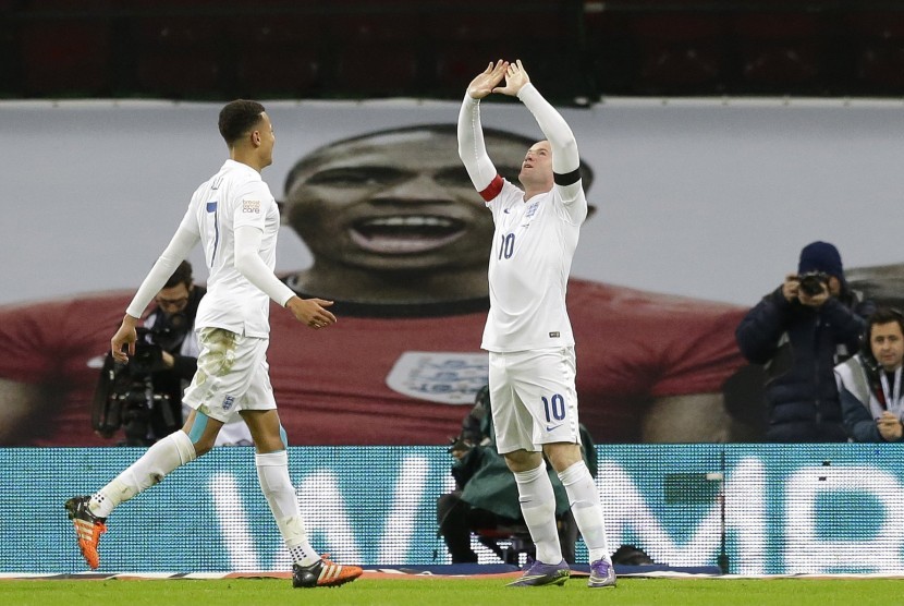 Kapten Inggris, Wayne Rooney merayakan gol ke gawang Prancis.