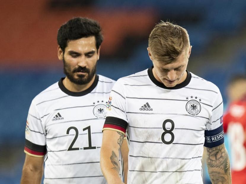 Kapten Jerman Toni Kroos (kanan) dan rekannya Ilkay Guendogan berjalan gontai seusai gagal menaklukkan Swiss pada laga UEFA Nations League.