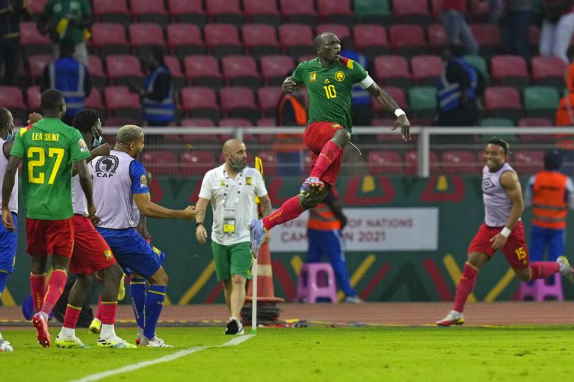 Kapten Kamerun Vincent Aboubakar (melompat) merayakan gol keduanya ke gawang Ethiopia pada pertandingan Grup A Piala AFrika 2021 di Stadion Ahmadou Ahidjo, Yaounde, Kamerun, Jumat (14/1/2022) dini hari WIB. 