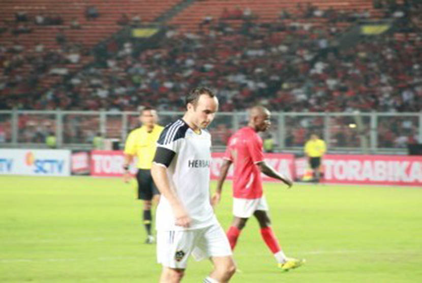 Kapten kesebelasan LA Galaxy (Landon Donovan) tak mampu berbuat banyak saat partai persahabatan Indonesia Selection kontra LA Galaxy di Stadion Gelora Bung Karno Jakarta, Rabu (30/11). (Republika Online/Fafa)