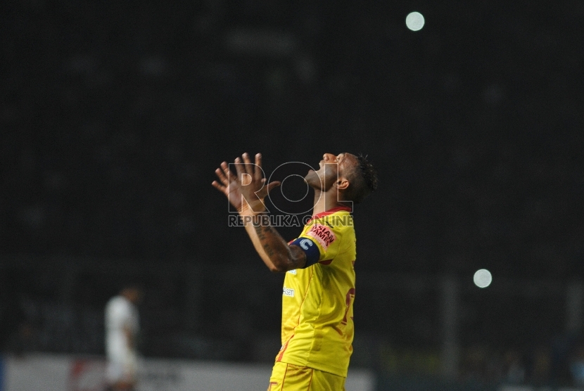 Kapten kesebelasan Sriwijaya Titus Bonai meluapkan emosinya seusai gagal mencetak gol pada laga final Piala Presiden di Stadion Utama Gelora Bung Karno, Ahad (18/10).Republika/Edwin Dwi Putranto