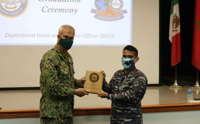 Kapten Laut (P) Donny Emme Purba menerima penghargaan dari Commanding Officer Surface Warfare Officers School Command (SWOSCOLCOM), Captain Christopher D Alexander.