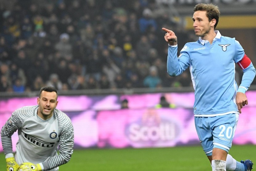 Kapten Lazio, Lucas Biglia (kanan) merayakan gol ke gawang Inter Milan pada laga Copa Italia di Giuseppe Meazza, Rabu (1/2) dini hari WIB. Lazio menang 2-1 pada laga ini.