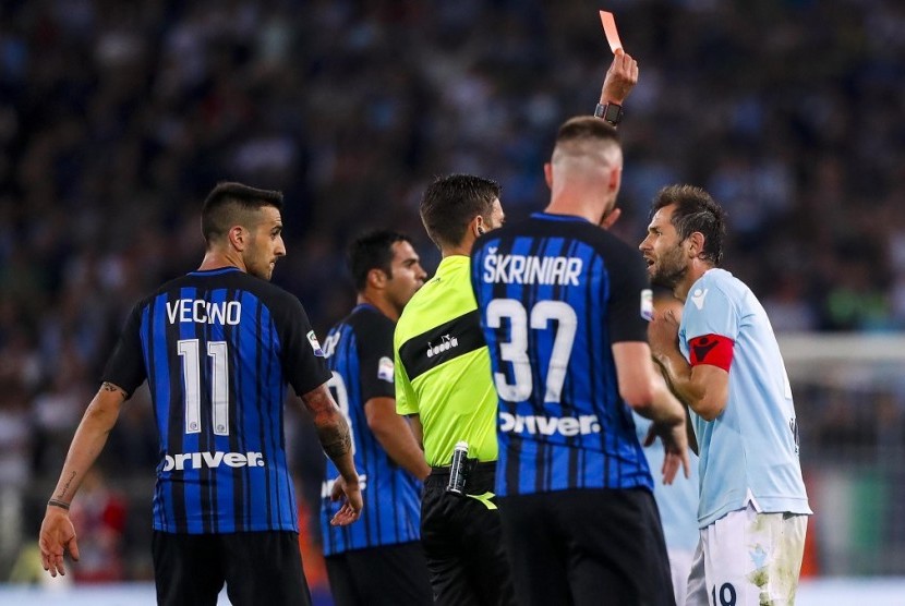 Kapten Lazio, Senad Lulic (kanan) saat menerima kartu merah melawan Inter Milan.