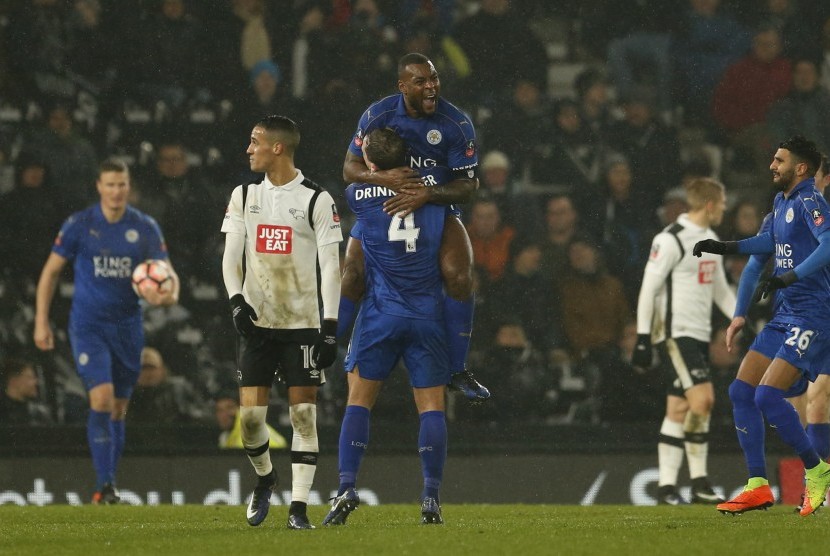 Kapten Leicester City, Wes Morgan (tengah) merayakan golnya ke gawang Derby County bersama Danny Drinkwater pada laga Piala FA di Pride Park, Sabtu (28/1) dini hari WIB. Laga berakhir imbang 2-2.