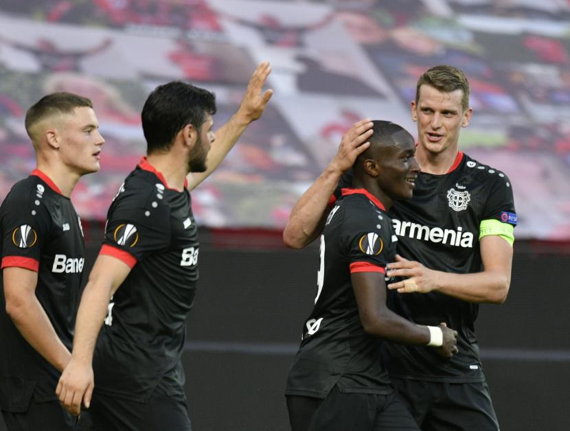 Kapten Leverkusen, Lars Bender (kanan) bersama rekan-rekannya merayakan gol saat melawan Glasgow Rangers, Jumat (7/8).