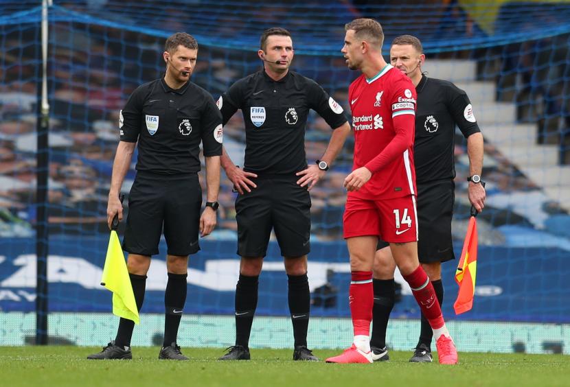 Kapten Liverpool Jordan Henderson melakukan protes setelah laga timnya kontra Everton dalam lanjutan Liga Primer Inggris 2019/2020 berakhir imbang 2-2 di Goodison Park, Sabtu (17/10).