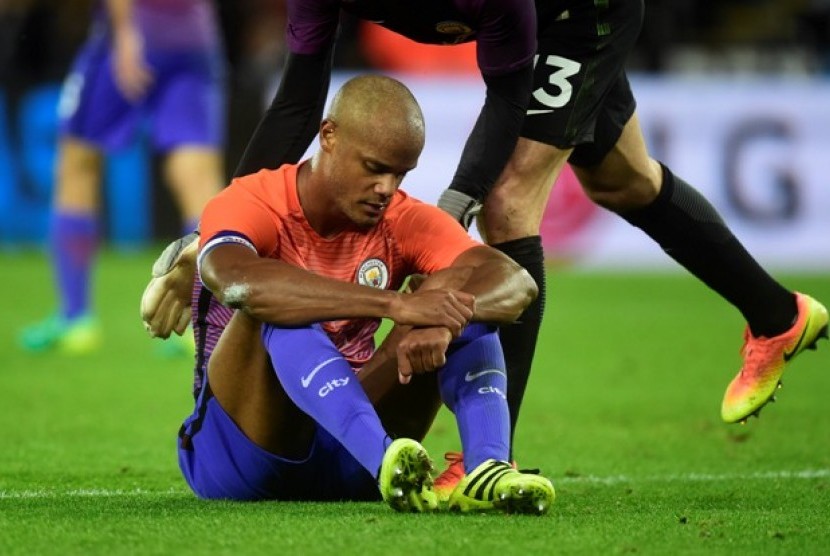 Kapten Manchester City, Vincent Kompany terduduk lesu saat kembali mengalami cedera pada laga Piala Liga melawan Swansea City di Stadion Liberty, Kamis (22/9) dini hari WIB. Pada laga ini, City menang dengan skor 2-1.