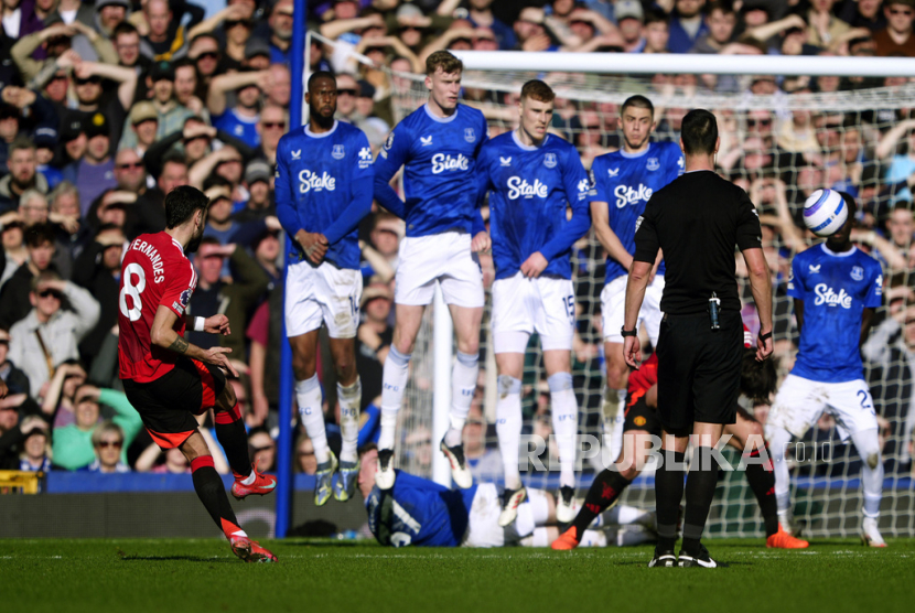 Kapten Manchester United Bruno Fernandes mencetak gol ke gawang Everton dalam pertandingan LIga Primer Inggris di Goodison Parks, Sabtu (22/2/2025). MU bermain imbang 2-2 dengan Everton.