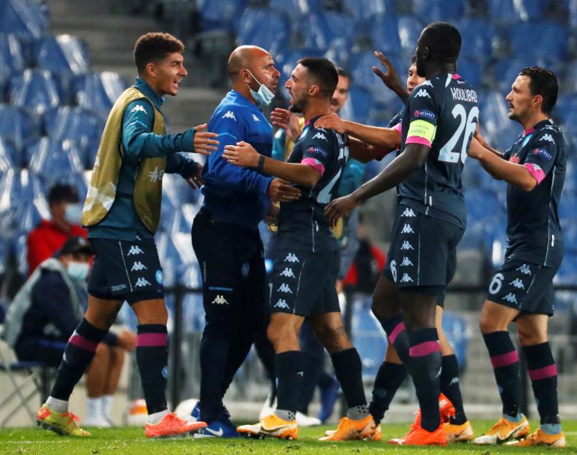 Kapten Napoli Kalidou Koulibaly (ban kapten) merayakan gol bersama rekan-rekannya di kandang AEK Athena, Jumat (30/10) dini hari WIB.