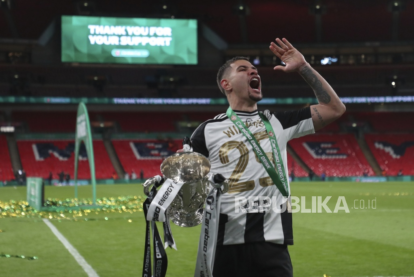 Kapten Newcastle United Bruno Guimaraes merayakan gelar juara Piala Liga Inggris setelah memenangkan pertandingan final dengan mengalahkan Liverpool 2-1 di Stadion Wembley, London, Senin (17/3/2025) dini hari WIB.