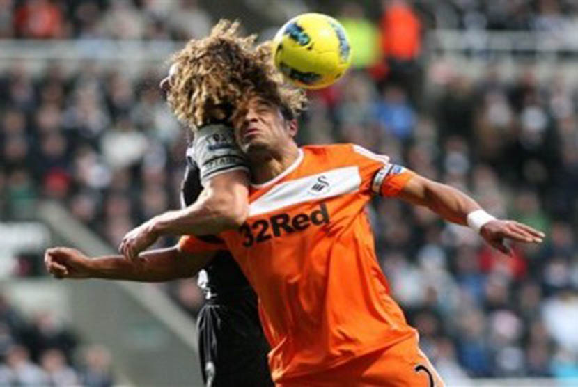 Kapten Newcastle United, Fabricio Coloccini (kiri)