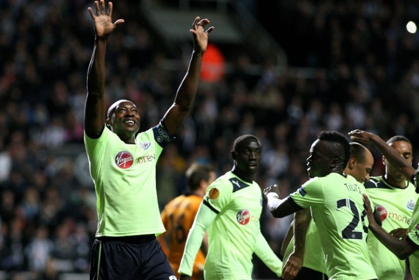 Kapten Newcastle United, Shola Ameobi (kiri), merayakan golnya bersama rekan satu timnya dalam laga Liga Eropa grup D melawan Bordeaux di Sports Direct Arena, Newcastle, Inggri, 4 Oktober 2012 