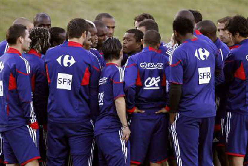 Kapten Patrice Evra (tengah) menggalang aksi protes di Piala Dunia 2010.