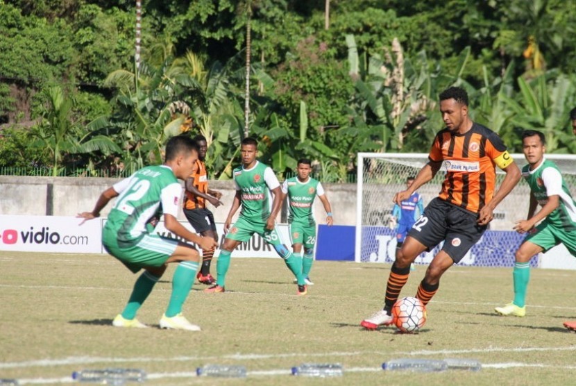 Kapten Perseru Arthur Bonai membawa bola dalam laga melawan PS TNI di Stadion Marora.