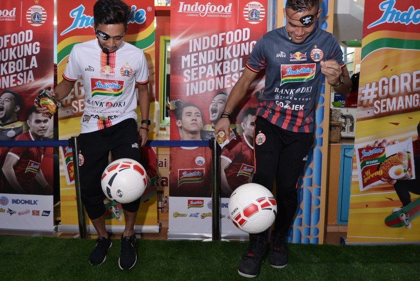 Kapten Persija Jakarta Andritany Ardhiyasa (kanan) dan bintang Macan Kemayoran lainnya, Fitra Ridwan melakukan aksi juggling bola dengan kondisi satu mata tertutup di PRJ, Kemayoran, Jakarta, Rabu (26/6).