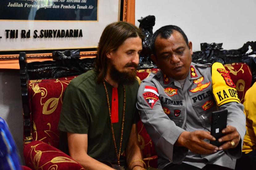 Kapten Philip Mark Marthens, pilot maskapai penerbangan Susi Air yang disandera kelompok separatis bersenjata Organisasi Papua Merdeka (OPM) sejak 7 Februari 2023 dibebaskan. Kapten Philip dibawa dari lokasi penyanderaan di wilayah Nduga, Papua Pegunungan ke Timika, Papua Tengah, Sabtu (21/9/2024).  