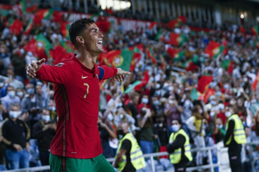 Kapten Portugal Cristiano Ronaldo merayakan golnya ke gawang Luksemburg pada kualifikasi Piala Dunia 2022.