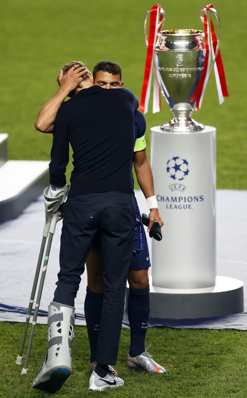 Kapten PSG, Thiago Silva dipeluk oleh pelatih Les Parisiens Thomas Tuchel setelah kekalahan di final Liga Champions, Senin (24/8).
