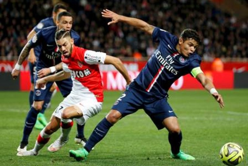 Kapten PSG Thiago Silva (kanan) berduel dengan pemain AS Monaco Yannick Ferreira dalam pertandingan Ligue 1, Senin (2/3) dini hari WIB.