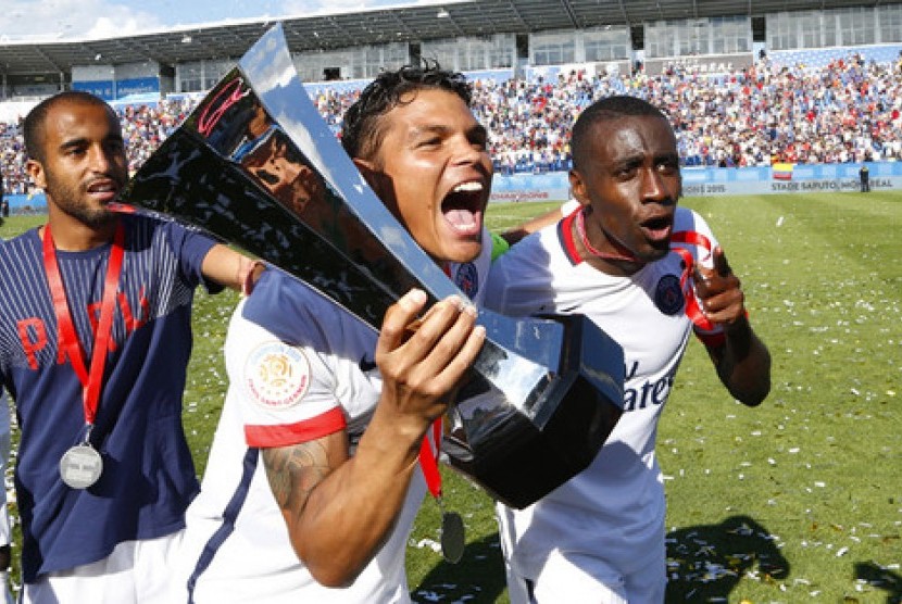 Kapten PSG Thiago Silva membawa piala Trophées des Champions.