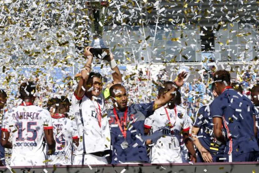 Kapten PSG Thiago SIlva mengangkat Piala Super Prancis