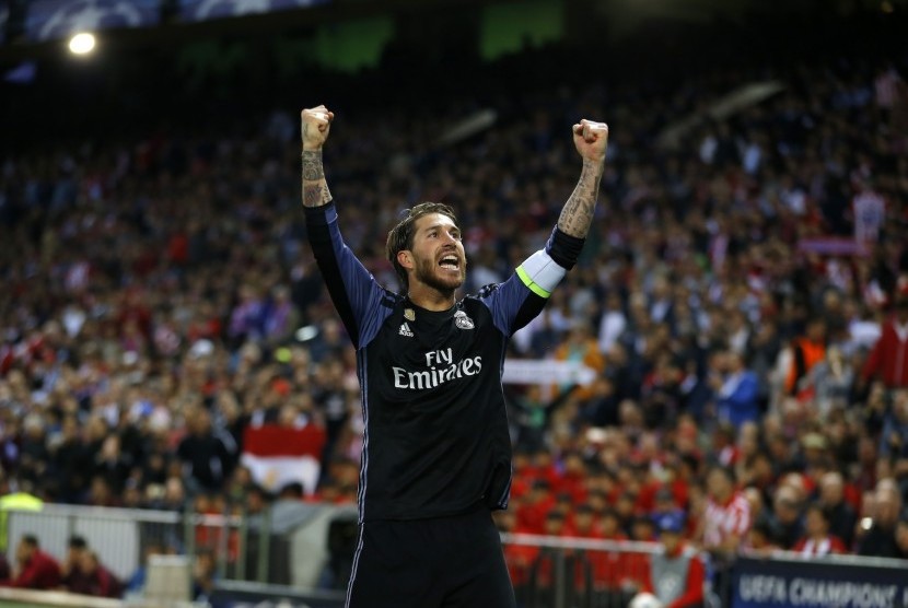 Kapten Real Madrid, Sergio Ramos, merayakan gol timnya pada pertemuan kedua semi final Liga Champions melawan Atletico Madrid di Stadion Vicente Calderon, bulan lalu. 