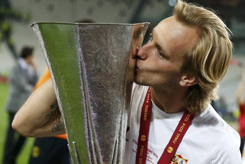 Kapten Sevilla Ivan Rakitic mencium trofi Liga Eropa setelah di final mengalahkan Benfica.