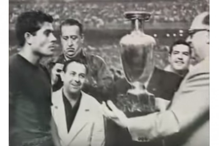 Kapten Spanyol Fernando Olivella (kiri) menerima trofi juara Piala Eropa 1964.