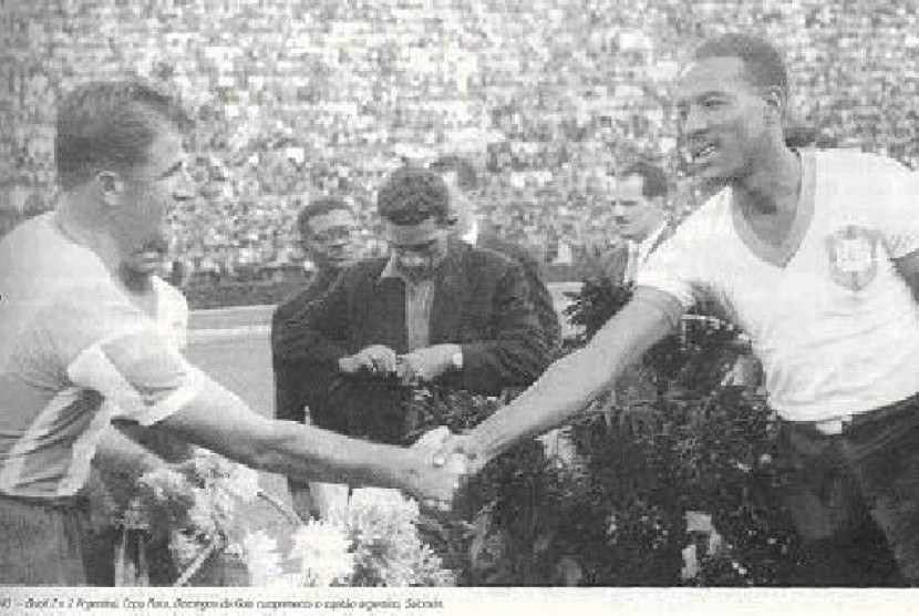 Kapten tim Argentina bersalaman dengan kapten tim Brasil di Piala Roca, 5 Maret 1940. 