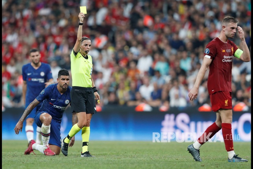 Kapten tim Liverpool Jordan Henderson dihukum kartu kuning oleh  Stephanie Frappart  pada laga Piala Super UEFA di Stadion Vodafone Arena, Istanbul, Turki, Kamis (15/8) dini hari.