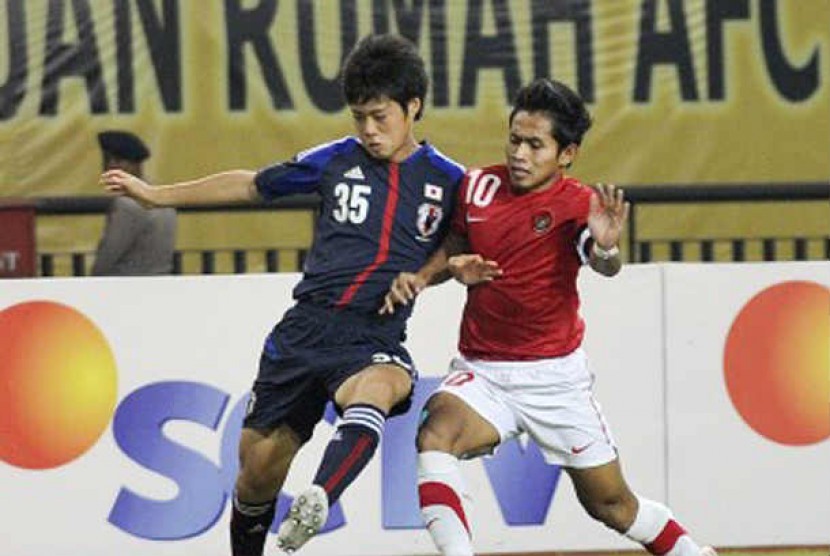 Kapten Tim Nasional Indonesia Andik Vermansyah (kanan) berebut bola dengan pesepakbola Jepang Matsumoto (kiri) saat pertandingan babak kualifikasi grup E Piala Asia (AFC) U-22 di Stadion Utama Riau, Pekanbaru, Riau, Kamis (12/7).